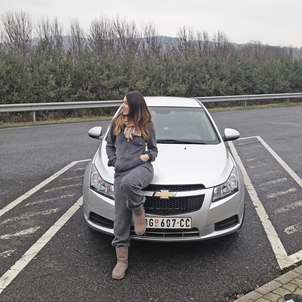 Κάπου μεταξύ Ουγγαρίας και Σλοβενίας με το αμάξι που νοικιάσαμε από τη Σερβία. Είμαι ντυμένη super άνετα φυσικά, με Homesies!
